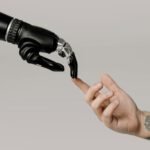 Ein menschlicher Arm berührt eine robotische Hand, symbolisiert die Verbindung zwischen Technologie und Diabetesmanagement.